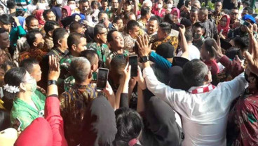 Warga Rebutan Foto dengan Jenderal Andika saat Hadiri Nikahan Kaesang-Erina di Solo