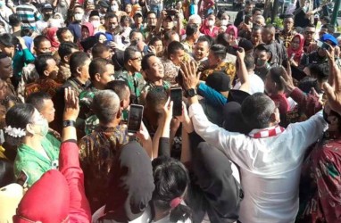 Warga Rebutan Foto dengan Jenderal Andika saat Hadiri Nikahan Kaesang-Erina di Solo