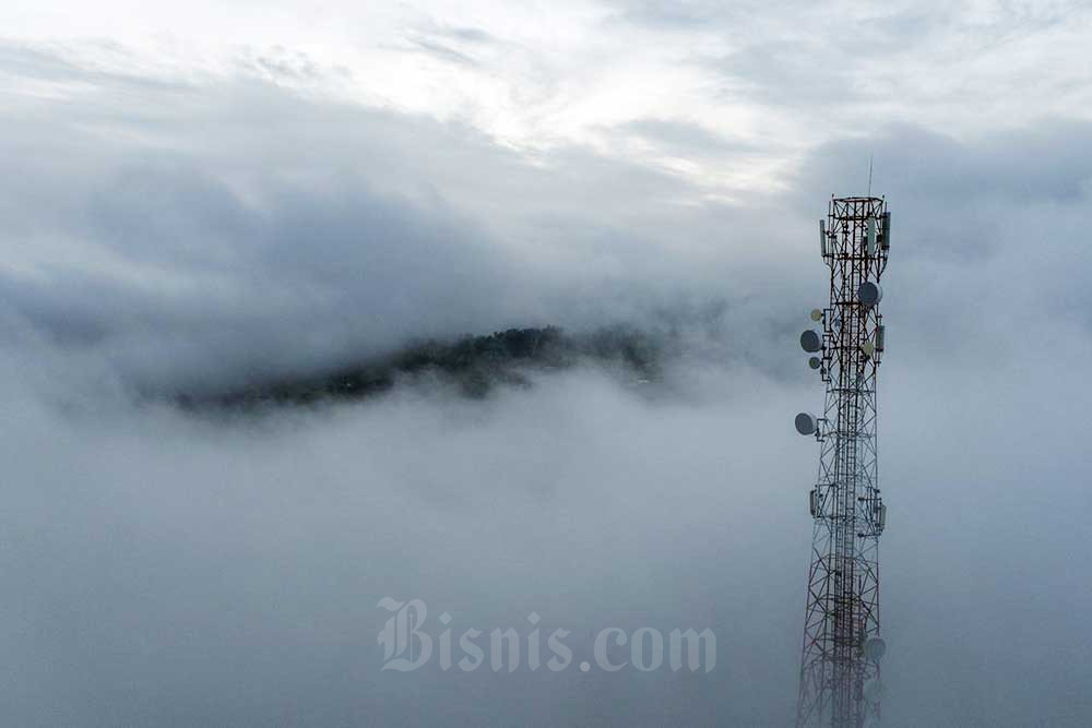 Foto udara salah satu Base Transceiver Station (BTS) di kawasan Sobo, Ngada, Nusa Tenggara Timur, Selasa (1/11/2022). / Bisnis - Fanny Kusumawardhani