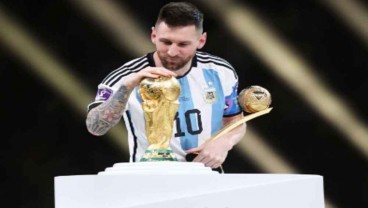 Momen Menyentuh antara Lionel Messi dan Trofi Piala Dunia 2022