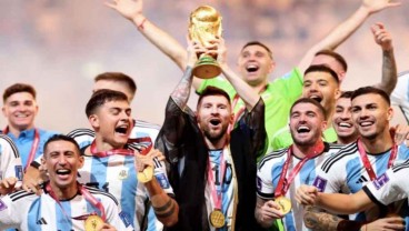 Arti Jubah Hitam yang Dipakai Lionel Messi kala Angkat Trofi Piala Dunia 2022