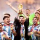 Arti Jubah Hitam yang Dipakai Lionel Messi kala Angkat Trofi Piala Dunia 2022