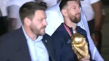 FOTO: Lionel Messi dan Trofi Piala Dunia 2022 Tiba di Argentina