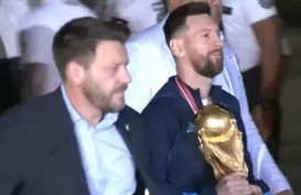 FOTO: Lionel Messi dan Trofi Piala Dunia 2022 Tiba di Argentina