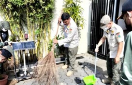 Natal dan Tahun Baru 2023: Satpol PP Bersihkan Sejumlah Gereja di Jakarta
