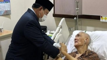 Prabowo Jenguk Try Sutrisno yang Dirawat di RSPAD