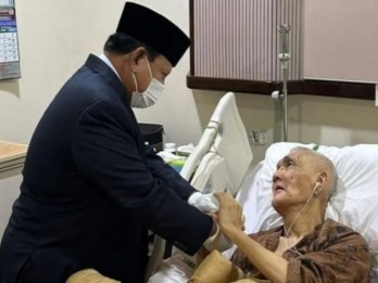Prabowo Jenguk Try Sutrisno yang Dirawat di RSPAD