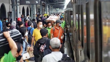 H-2 Natal, Penumpang Mulai Padati Stasiun Pasar Senen