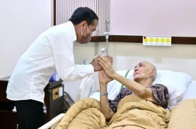 Momen Presiden Jokowi Jenguk Jenderal Try Sutrisno…