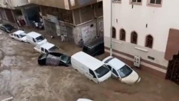 Mekah Diterjang Banjir Bandang, Kendaraan Terseret Arus