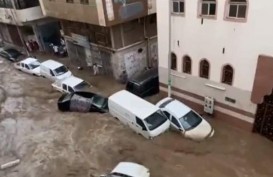 Mekah Diterjang Banjir Bandang, Kendaraan Terseret Arus