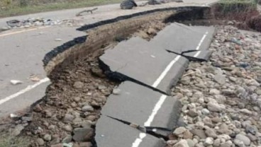 Jalur Trans Sulawesi Longsor Diterjang Gelombang Pasang