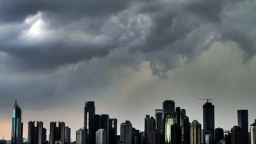 BMKG: Bukan Badai, Jakarta Diguyur Hujan dan Angin Kencang Siang Hingga Sore Ini