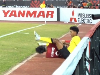 Piala AFF 2022: Pemain Malaysia Tendang Kepala Lawan di Luar Lapangan, Kok Penalti?
