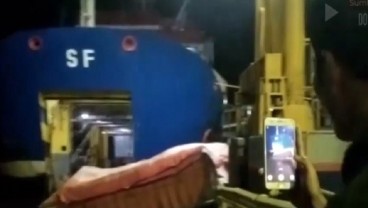 Truk Pengangkut Semen Tercebur ke Laut di Pelabuhan Merak
