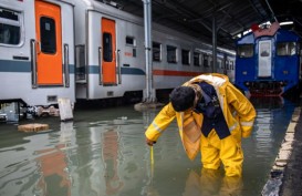 Diguyur Hujan Deras pada Sabtu (31/12/2022), Jalur Kerata Api di Semarang Terganggu
