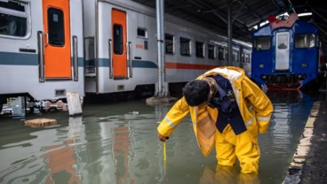 Diguyur Hujan Deras pada Sabtu (31/12/2022), Jalur Kerata Api di Semarang Terganggu