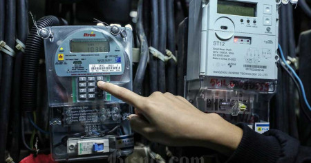 Warga melakukan pengisian listrik prabayar di Jakarta, Senin (13/6/2022). Bisnis/Eusebio Chrysnamurti