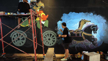 Seniman di Jawa Tengah Menggambar Mural Wayang Rama Bergawa