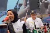 Momen Pak Bas Alih Profesi Jadi Drummer Band Kotak, Bawakan Lagu 'Beraksi'