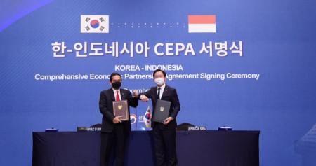 Menteri Perdagangan RI 2019-2020 Agus Suparmanto (kiri) dan Menteri Perdagangan, Industri, dan Energi Korea Selatan (Korsel) Sung Yun-mo usai menandatangani Indonesia-Korea Comprehensive Economic Partnership Agreement (IK-CEPA) di Seoul, Korsel, Jumat (18/12/2020)./Dok. Kementerian Perdagangan