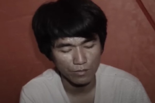 Tiko (23) pemuda asal Cakung yang rawat ibunya di rumah terbengkalai selama 11 tahun/Youtube Ale Coward
