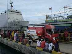 Kapal Perang TNI Berhasil ke Karimunjawa, 100 Kiloliter BBM Mendarat
