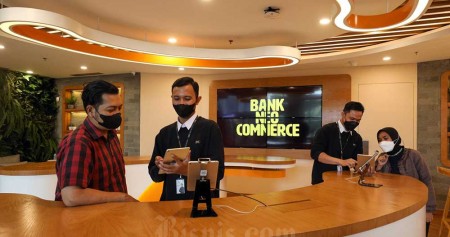 Karyawan melayani nasabah di Digital Lounge PT Bank Neo Commerce Tbk. (BBYB) di Jakarta, Selasa (27/9/2022). Bisnis/Suselo Jati
