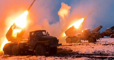 PERANG RUSIA VS UKRAINA. Pasukan militer Rusia menembakkan Rudal ke wilayah Ukraina/ The Moscow Times.