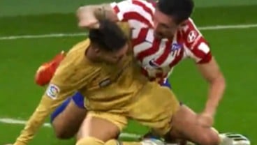 Gelut! Torres Tiba-tiba 'Smackdown' Savic di Laga Atletico Madrid vs Barcelona