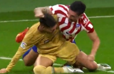 Gelut! Torres Tiba-tiba 'Smackdown' Savic di Laga Atletico Madrid vs Barcelona