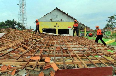 Angin Puting Beliung Terjang Sembilan Rumah di Palembang