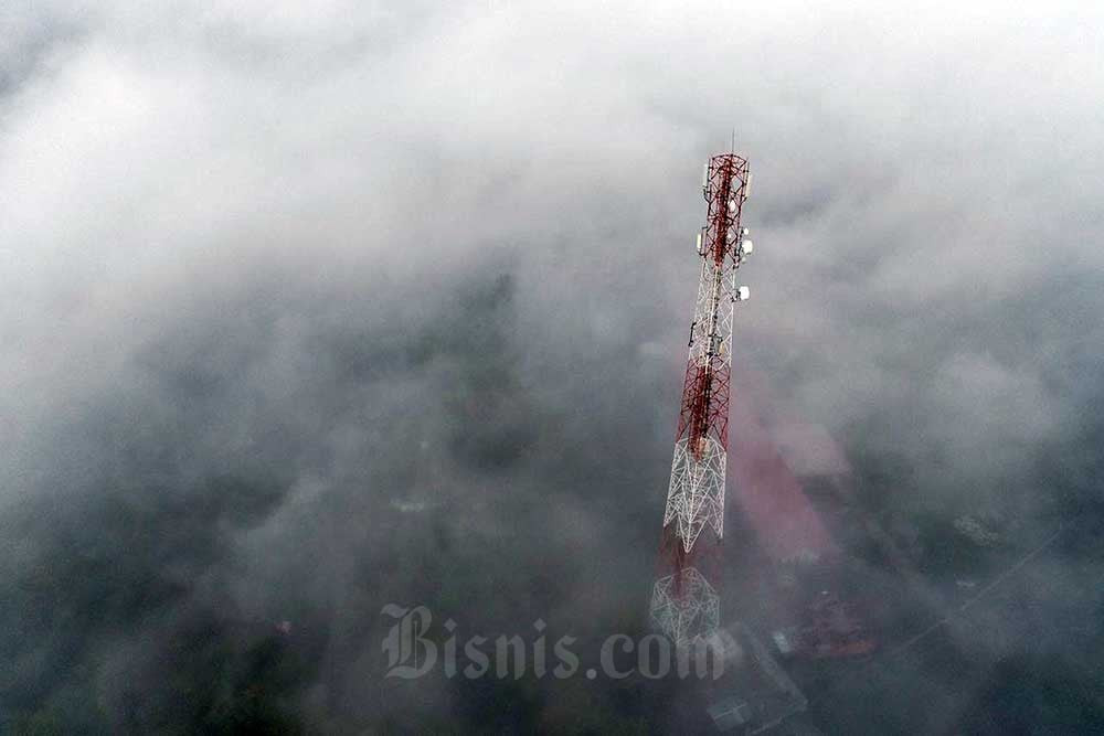 Foto udara salah satu Base Transceiver Station (BTS) PT Dayamitra Telekomunikasi Tbk. (MTEL) di kawasan Sobo, Ngada, Nusa Tenggara Timur, Selasa (1/11/2022). Site Management NTT Regional Bali Nusa PT Dayamitra Telekomunikasi Tbk. Bisnis/Fanny Kusumawardhani