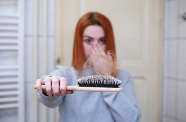 Penyebab dan Cara Mengatasi Rambut Rontok dengan Bahan Alami