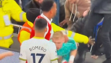 Video Aksi Norak di Derby London, Suporter Tottenham Tendang Kiper Arsenal