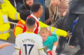 Video Aksi Norak di Derby London, Suporter Tottenham Tendang Kiper Arsenal