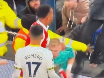 Video Aksi Norak di Derby London, Suporter Tottenham Tendang Kiper Arsenal