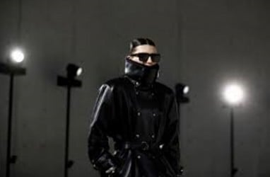 Koleksi Saint Laurent Buka Paris Fashion Week 2023