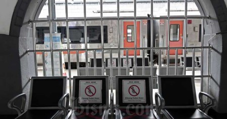 Suasana sepi terlihat di Stasiun Pasar Senen, Jakarta, Jumat (24/4/2020). Bisnis/Eusebio Chrysnamurti