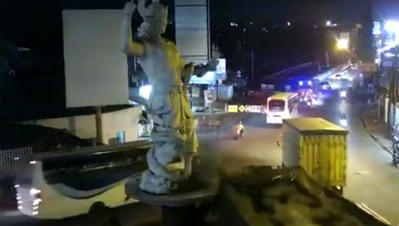 Viral, 2 Orang Nyaris Ditabrak Truk yang Robohkan Patung Bima di Purwakarta