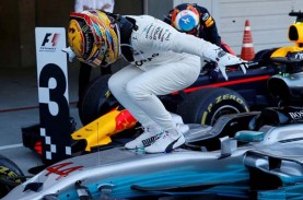Hamilton: Pakai Baju Balap Seperti Kenakan Jubah Superman
