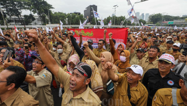 Ribuan Perangkat Desa Gelar Aksi Depan DPR Menuntut Perpanjangan Masa Jabatan