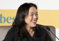 Nancy Pangestu Tabardel, CEO ANB Investment, berbicara dalam Forbes CEO Summit di Singapura, Selasa, (27/9/2022). Bloomberg/Edwin Koo. 