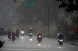 Cuaca Hari Ini, Jakarta Diguyur Hujan Disertai Kilat