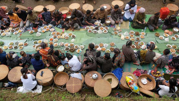 Keseruan Warga Makan Bersama Saat Tradisi Nyadran Perdamaian di Temanggung