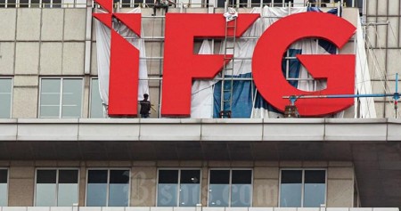 Pekerja melakukan pemasangan logo Indonesia Financial Group (IFG) di Jakarta, Selasa (11/1/2021). Bisnis/Arief Hermawan P