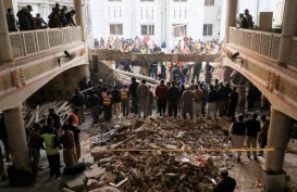 Bom Bunuh Diri di Masjid Markas Polisi Pakistan: 61 Orang Tewas