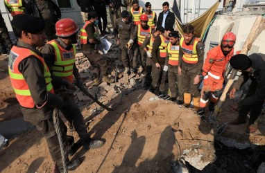 100 Orang Tewas Dalam Bom Bunuh Diri di Masjid Markas Polisi Pakistan