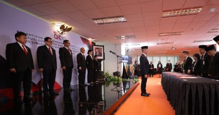 Ketua Otoritas Jasa Keuangan (OJK) Indonesia periode 2022-2027 Mahendra Siregar didampingi para komisioner melantik sejumlah kepala departemen dan deputi komisioner baru, hari ini, Rabu (1/2/2023)/Istimewa.