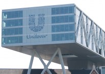 Logo Unilever di kantor pusat Unilever NV di Rotterdam, Belanda, Kamis (11/5/2017)./Bloomberg-Jasper Juinen